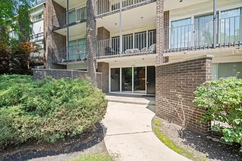 4734 Russett Ln #212, Skokie, IL 60076
