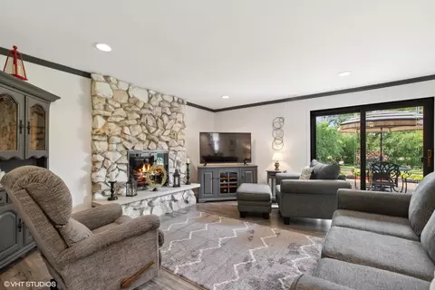 Living - 4404 Peacock Ln, Rolling Meadows, IL 60008 photo 3 of 4