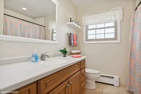 Bath - 4404 Peacock Ln, Rolling Meadows, IL 60008 photo 1 of 2