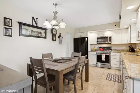 Kitchen - 4404 Peacock Ln, Rolling Meadows, IL 60008 photo 3 of 3