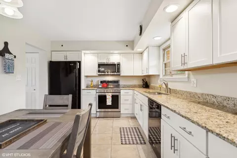 Kitchen - 4404 Peacock Ln, Rolling Meadows, IL 60008 photo 2 of 3