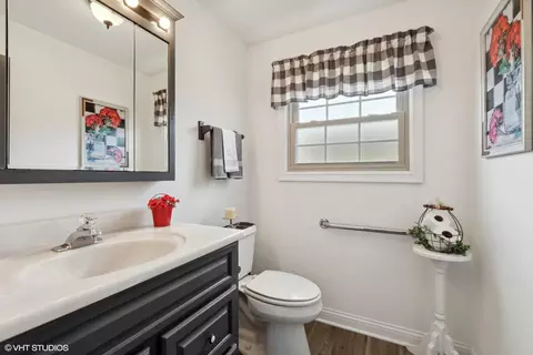 Bath - 4404 Peacock Ln, Rolling Meadows, IL 60008 photo 2 of 2