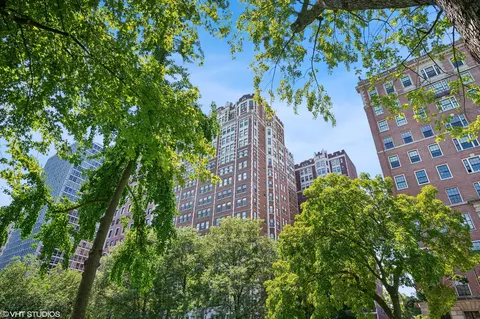 2440 N Lakeview Ave #2D, Chicago, IL 60614