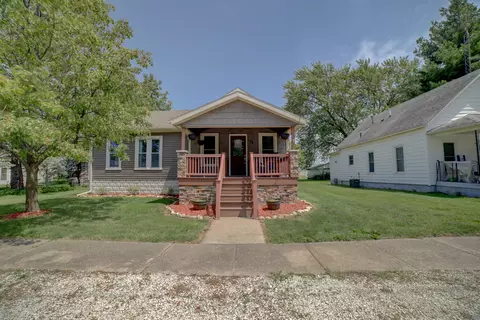 110 S 1st St, Cissna Park, IL 60924