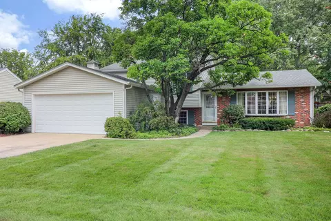 935 Casa Solana Dr, Wheaton, IL 60189