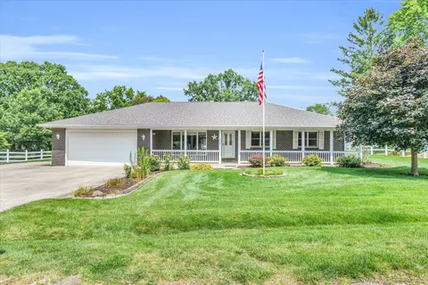708 Sunset Dr, Mahomet, IL 61853