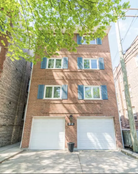 916 W Wolfram St #2B, Chicago, IL 60657
