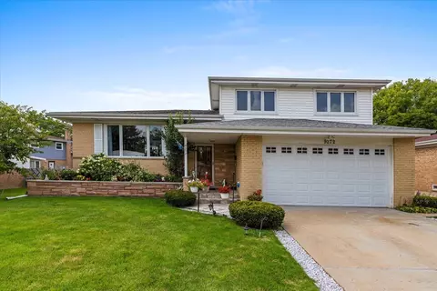 9272 N Maryland Dr, Niles, IL 60714
