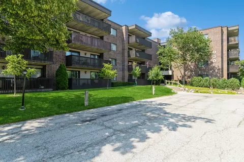 930 Taylor Dr #109, Gurnee, IL 60031