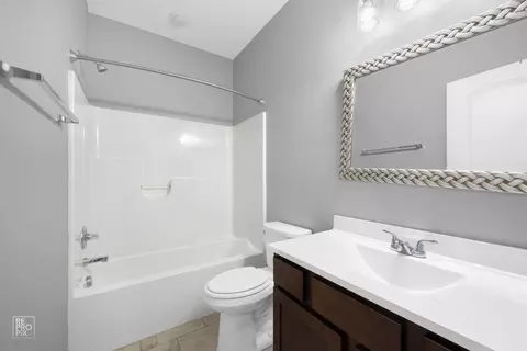 Bath - 2005 Daly Ln, Plainfield, IL 60586 photo 3 of 3