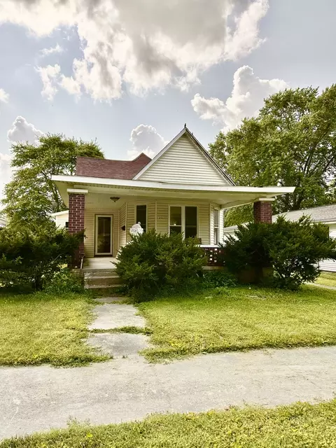 210 N Walnut St, Villa Grove, IL 61956