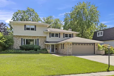 18 W171 73rd St, Darien, IL 60561