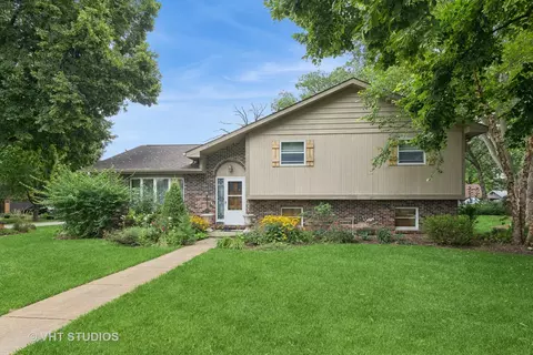 27670 N Hickory St, Island Lake, IL 60042