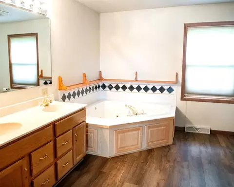 Bath - 3108 E 19th St, Sterling, IL 61081 photo 1 of 4