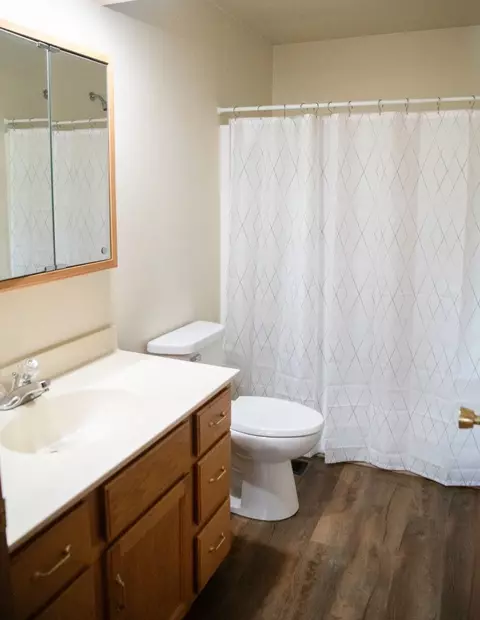Bath - 3108 E 19th St, Sterling, IL 61081 photo 3 of 4