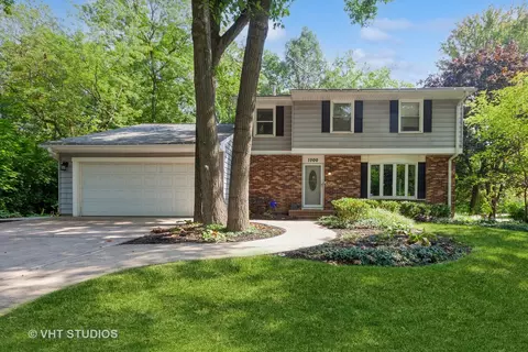 1900 Green Trails Dr, Lisle, IL 60532