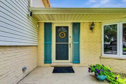 1748 E Carib Ln, Mount Prospect, IL 60056 photo 2