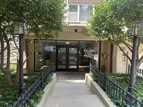 420 W Aldine Ave #327, Chicago, IL 60657