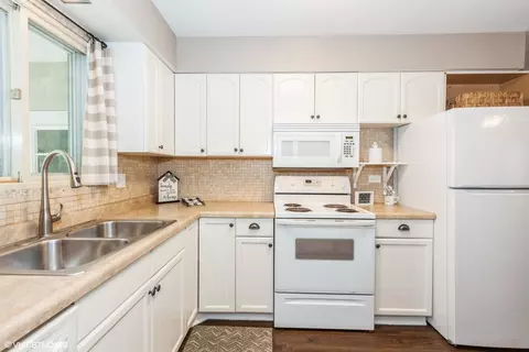 Kitchen - 1502 Johnstown Ct, Wheaton, IL 60189 photo 1 of 1