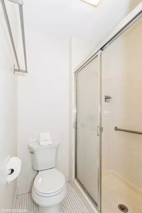 Bath - 1502 Johnstown Ct, Wheaton, IL 60189 photo 2 of 3