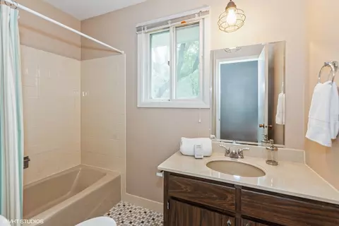 Bath - 1502 Johnstown Ct, Wheaton, IL 60189 photo 3 of 3