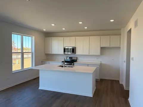 102 Ellis Rd, Algonquin, IL 60102 photo 2