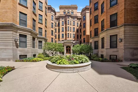 550 W Surf St #522, Chicago, IL 60657