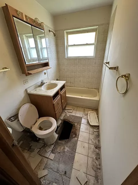 8550 S Ingleside Ave, Chicago, IL 60619 photo 10
