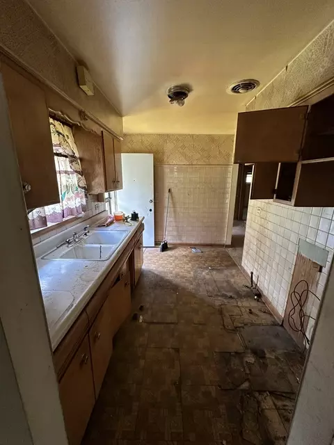8550 S Ingleside Ave, Chicago, IL 60619 photo 5