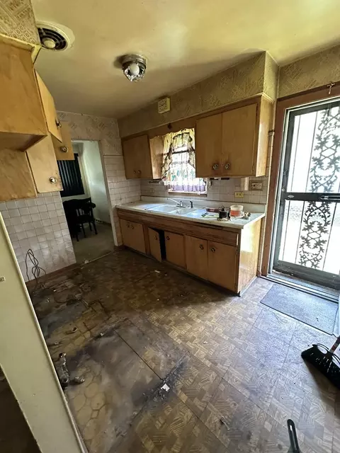 8550 S Ingleside Ave, Chicago, IL 60619 photo 3