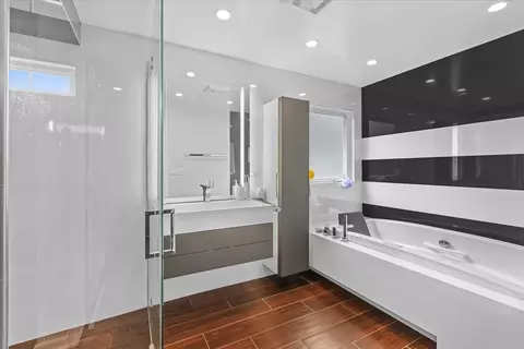Bath - 3123 Central Ct, Glenview, IL 60025 photo 1 of 2