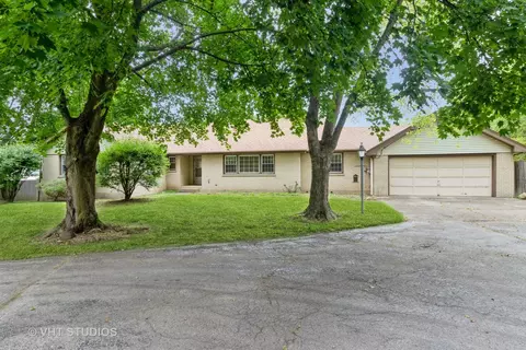 16212 W Gages Lake Rd, Libertyville, IL 60048