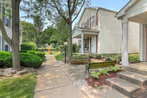 1055 Symphony Dr, Aurora, IL 60504 photo 2