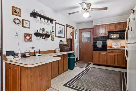 Kitchen - 3344 E 170th St, Lansing, IL 60438 photo 4 of 4