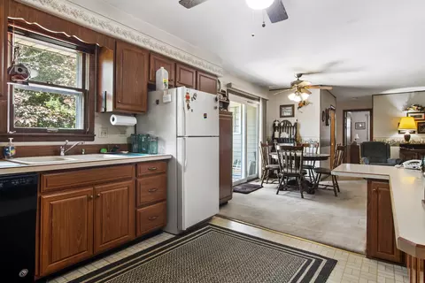 Kitchen - 3344 E 170th St, Lansing, IL 60438 photo 2 of 4