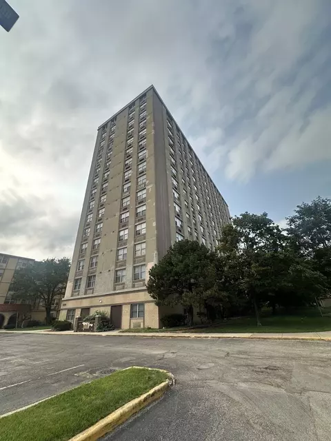 4300 W Ford City Dr #704, Chicago, IL 60652