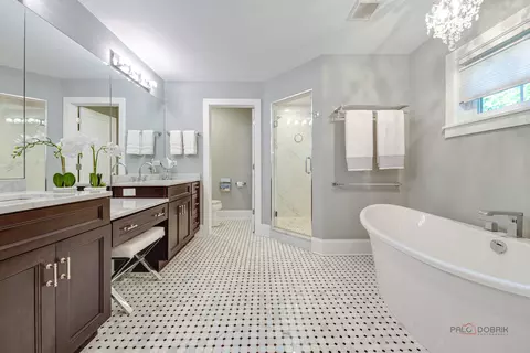 Bath - 192 Gage Rd, Riverside, IL 60546 photo 2 of 9
