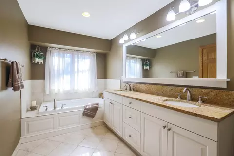 Bath - 437 High Rd, Cary, IL 60013 photo 2 of 6