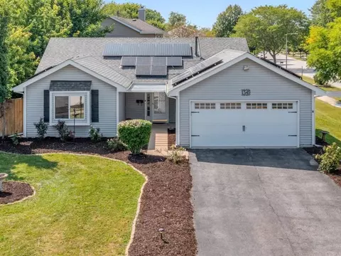 1549 Gloria Ct, Aurora, IL 60504