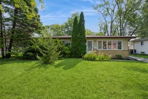 711 N Wilshire Dr, Mount Prospect, IL 60056