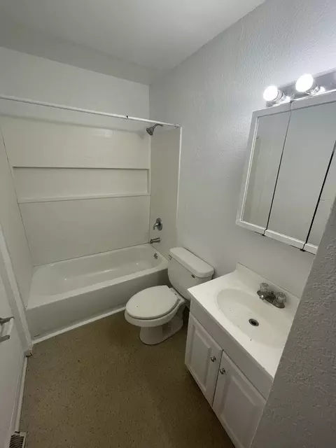 Bath - 1190 N Chicago Pl, Kankakee, IL 60901 photo 2 of 2