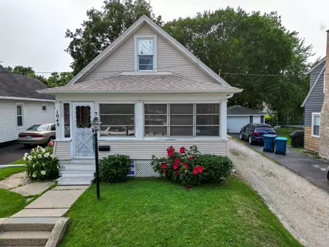 1049 5th St, Aurora, IL 60505