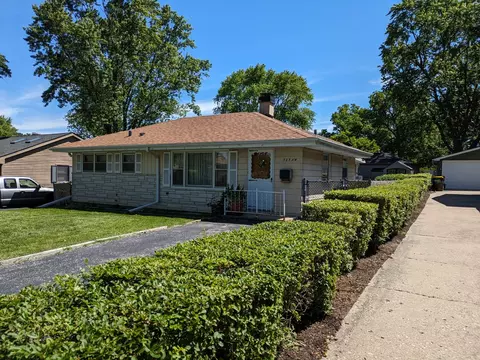 727 NW Holcomb Dr, Mundelein, IL 60060
