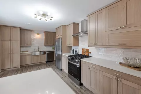 Kitchen - 580 Frederick Ln, Hoffman Estates, IL 60169 photo 7 of 7