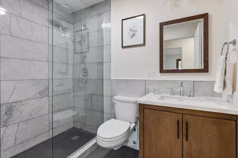 Bath - 580 Frederick Ln, Hoffman Estates, IL 60169 photo 1 of 5