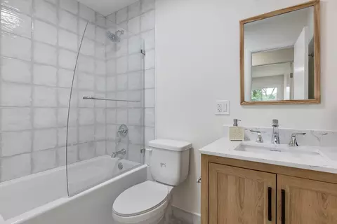 Bath - 580 Frederick Ln, Hoffman Estates, IL 60169 photo 4 of 5
