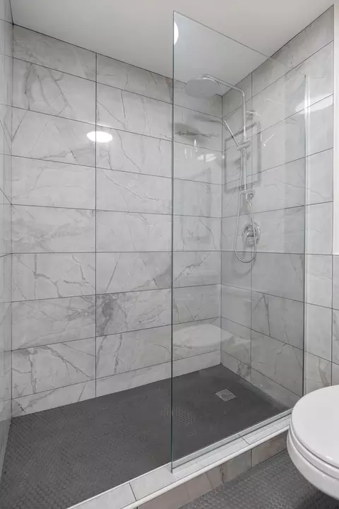 Bath - 580 Frederick Ln, Hoffman Estates, IL 60169 photo 2 of 5