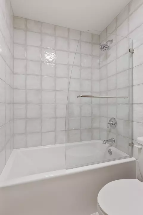 Bath - 580 Frederick Ln, Hoffman Estates, IL 60169 photo 5 of 5