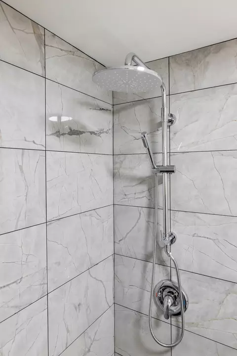 Bath - 580 Frederick Ln, Hoffman Estates, IL 60169 photo 3 of 5