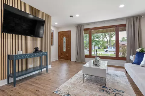 Living - 580 Frederick Ln, Hoffman Estates, IL 60169 photo 2 of 3